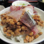 おいしい台所12カ月 - 刺身納豆をご飯にのせてみました