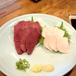 炭火焼鳥 さんぽ - ■馬刺し盛り合わせ（上ロース・タテガミ） ￥1.518