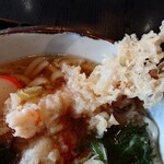 みよしや - 更に海老天の油の厚み感が加わり、旨味が足されて
これはこの値段なのに、美味しい味わいだなあ❗️