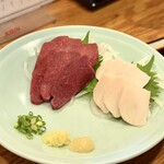 炭火焼鳥 さんぽ - ■馬刺し盛り合わせ（上ロース・タテガミ） ￥1.518