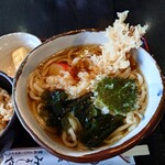 みよしや - ◯うどん

具材はワカメ、ネギ、かまぼこ、海老天、大葉天となり

カエシの味わいバランスが良い感じで好みで美味しく
鰹節だけでは無さそうな節の出汁感もキチンとあり
出汁感には雑味がない