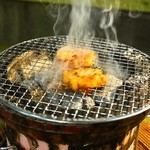 けむりや - 2014.5 炭火の七輪で焼きます（焼いているのは、けむりやホルモン）