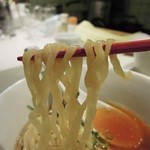 らぁめんや やしげる -  醤油らぁめんは平打ち麺