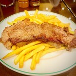 オー バカナル - ステーキフリット。フレンチフライが山盛りでうれしい！