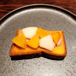 YAKITORI 燃 es - 自家製ブリオッシュにレバーパテ、洋梨・柿・紅まどんな3種のフルーツをオン