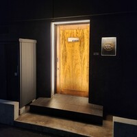 YAKITORI 燃 es - 外観 18時に灯ります