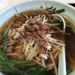 中華特色料理 君楽 - 謎の肉とモヤシ、ニラの炒め物。この肉が五香粉とスパイシーさでクセになる！