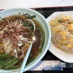 中華特色料理 君楽 - ランチセット830円税込。炒飯と台湾ラーメン。
