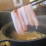 しゃぶ葉 - ”生本ずわいがに食べ放題” のずわい蟹を豪快に鍋へ入れて次々と食べまくりました。