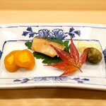 貴山 - 『蒸し鮑、ムカゴ、クワイチップス、黄身酢の干し柿巻き』