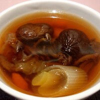 中国四川酒家 蔓山 - 干し木の子とニンニクの蒸しスープ