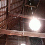 モック -  丸太小屋風に天井は高い。
