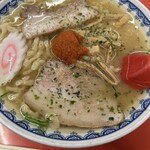 赤湯ラーメン 龍上海 赤湯本店 - 油の膜ですがさほど熱くないです