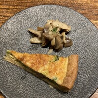 シャンパン食堂 - ブロッコリー＆ソーセージのキッシュ♪
