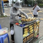 THÚY BÁNH CANH LONG HƯƠNG - 駐車場端での屋台