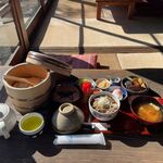 峠の茶屋 - そばめし2035円　おひつでとろろに影入っているのが残念