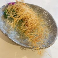 銀座夜市 - 酥炸海鰻
                骨切りハモのガダイフ揚げ山椒風味岩塩を削って