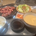 韓の台所 別邸 - 盛りだくさんのセット