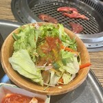 韓の台所 別邸 - サラダ　けっこう種類多い野菜たち