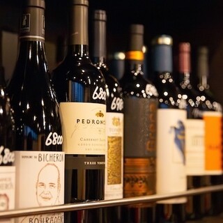 初心者から愛好家まで楽しめる種類豊富なワインを取り揃え