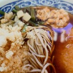 加賀 - 麺が真ん中に見える盛り付けにも、お店の心遣いを垣間見ることができます。