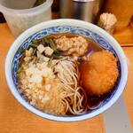 加賀 - ■ 納豆 (山菜・あげ玉入り) そば・うどん、600円
      + 牛肉コロッケ、150円