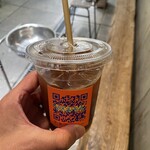マヌコーヒー - アメリカーノ（アイス）600円　ストローはサトウキビから作られたサスティナブルグッズ