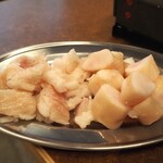 食堂・酒 たづ - ホルモン鍋 追加（生てっちゃん＆マルチョウ）