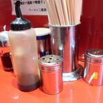ラーメン二郎 - 卓上調味料