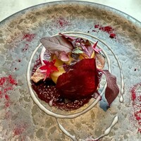 CADRAN - 炭火で炙った戻り鰹と富有柿南高梅とオリーブのタプナード