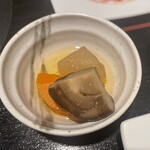 和牛焼肉 梁山泊 - 人参、大根、椎茸の煮物