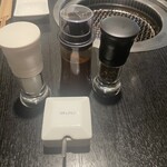 和牛焼肉 梁山泊 - 味変にタレ、塩、胡椒