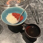 六本木 焼肉きらく - にんにくと何かの混ぜ物にレモン汁を入れて