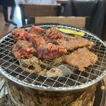 健美 - 厚切り牛タンはハサミでカット