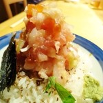 日本橋海鮮丼 つじ半 -  山のようにもられている