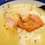 日本橋海鮮丼 つじ半 -  刺身を上に乗せ食べる。