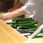 日本橋海鮮丼 つじ半 -  きゅうりの仕込み