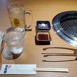 焼肉 牙太郎 - テーブルセットとハイボール