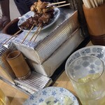 松よし - その他(焼きたて牛ホルモン串焼きとカウンター席上)