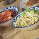 松よし - はくさいキムチ(左)とモヤシナムル(右)