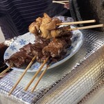 松よし - 焼き上がった牛ホルモン串焼き♪