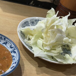 松よし - 串焼き用の味噌ダレ(左)＆お通しキャベツ(右)