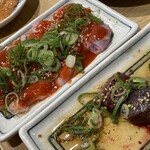 松よし - 「生物•コブクロ(子袋刺し)」(写真左)と「生物•焼キモ(炙りレバー)」(写真右)