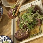 松よし - 「生物•焼キモ(炙りレバー)」(箸上げ撮影)