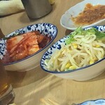 松よし - はくさいキムチ(左)とモヤシナムル(右)