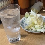 松よし - 名物「(生搾り)レモン酎ハイ」と「キャベツ(お通しはサービス)」