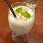 ガネーシュ - 季節のラッシー(650円) この日はりんご