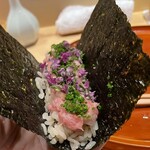 銀座 しのはら - クリスマスカラーイメージのマグロ手巻き