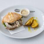 b Kitchen - 自家製ポルケッタのパニーノ