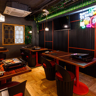 ネオンが目を引く写真映えする空間◆窓際席は綺麗な夜景も◎